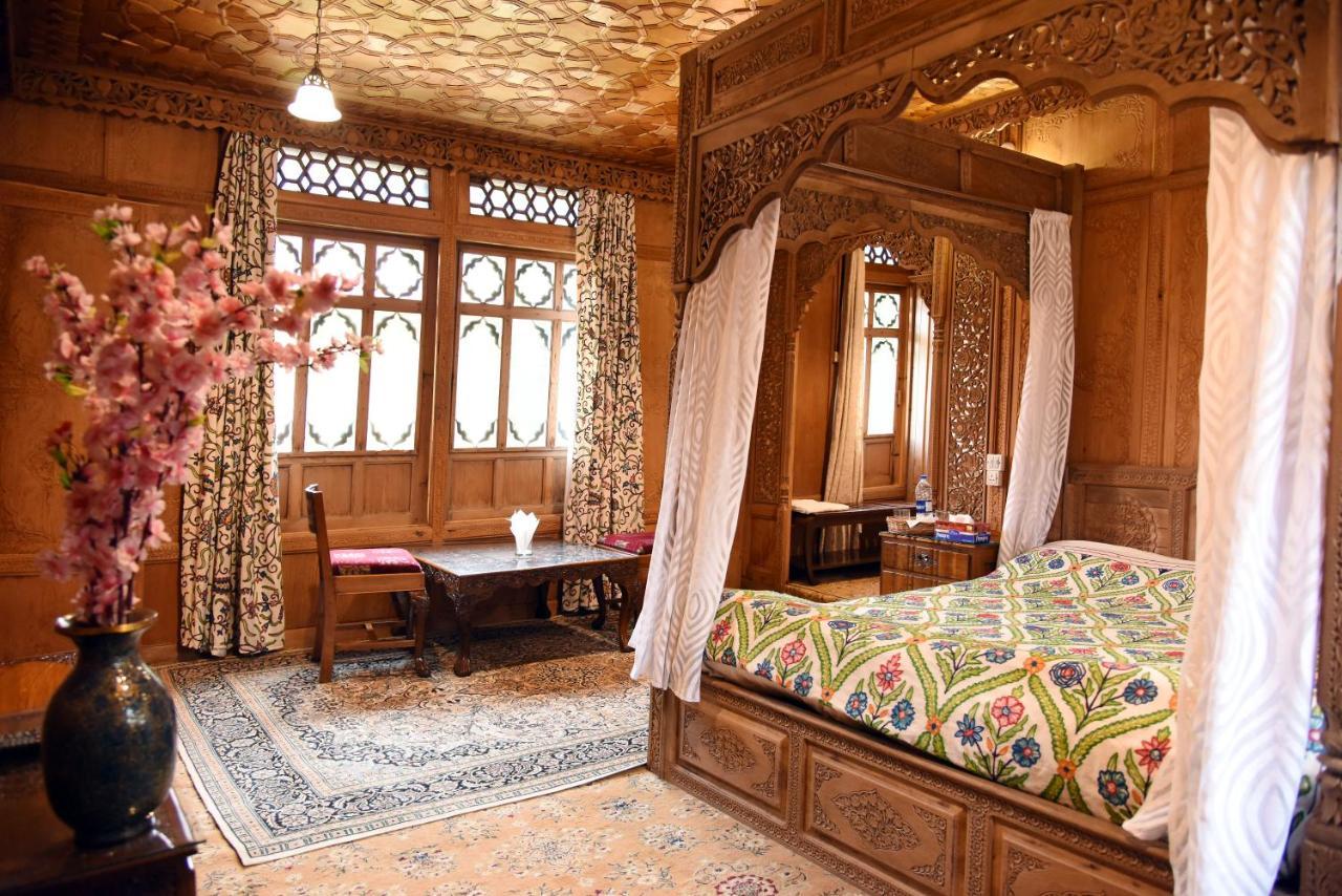 Hotel Yadgaar Houseboats Srīnagar Exterior foto
