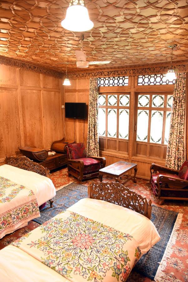 Hotel Yadgaar Houseboats Srīnagar Exterior foto